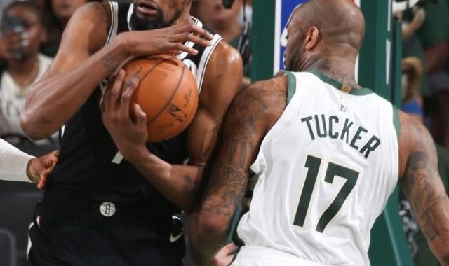 55体育网-全明星裁判阵容吹出离奇比赛 篮球场变身八角笼？