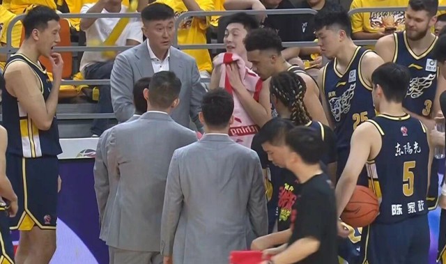 足球资讯-广东男篮击败北京，杜锋赛后阴阳对手，球员评分：张皓嘉9.8分！