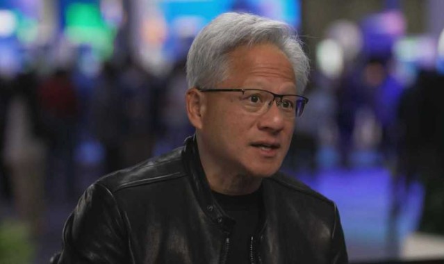 足球知识-特朗普电话急召：黄仁勋飞往阿拉斯加追上总统专机