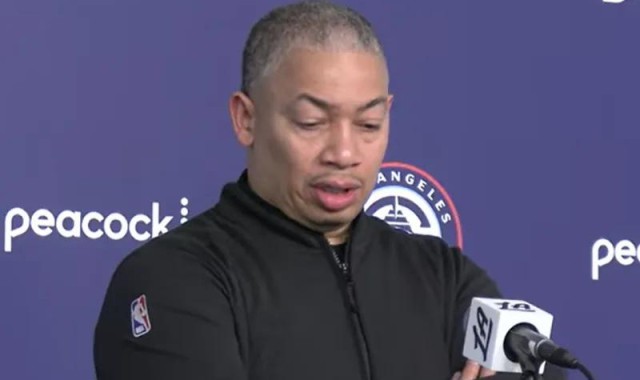 足球知识-胜湖人！泰伦卢采访沮丧不满判罚，多人爆赞祖巴茨，小卡主动担责